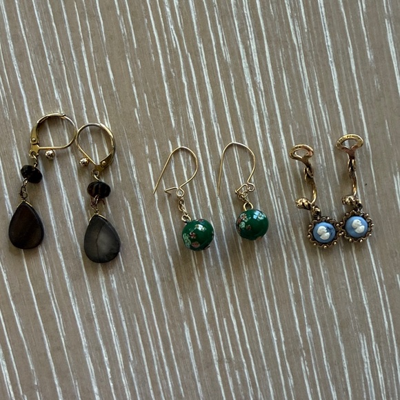 Vintage Earrings Set 4 pairs Floral Cameo Clip Earrings Square Stud Gold Brown - Picture 9 of 9